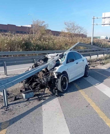 Bilecik’te kontrolden çıkan otomobil bariyerlere çarptı; 6 kişi yaralandı