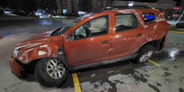 Otomobil yoldan çıkarak bariyerlere çarptı, 2 kişi yaralandı