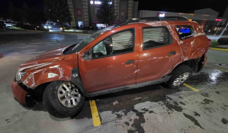 Otomobil yoldan çıkarak bariyerlere çarptı, 2 kişi yaralandı