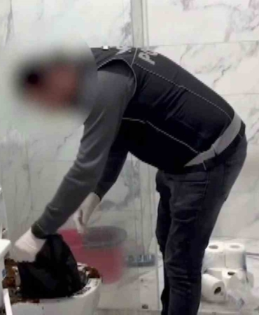 Uyuşturucu baskını film sahnelerini aratmadı: Klozete döktüler, saklamaya çalıştılar