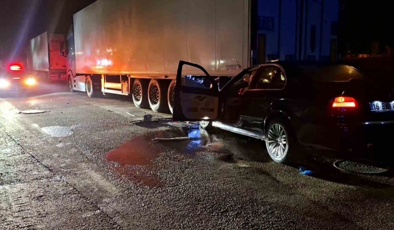 Bursa’da otomobil park halindeki tıra arkadan çarptı: 1 ağır yaralı