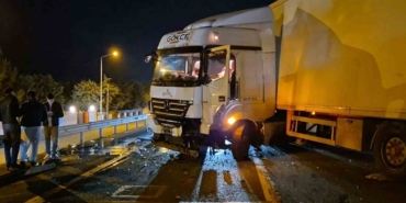 Tır bariyerlere çarptı, Tekirdağ-İstanbul yolu trafiğe kapandı