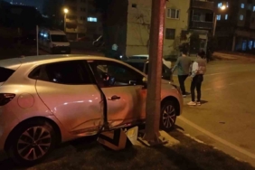 Kaza yapan otomobil refüje çarpıp durabildi