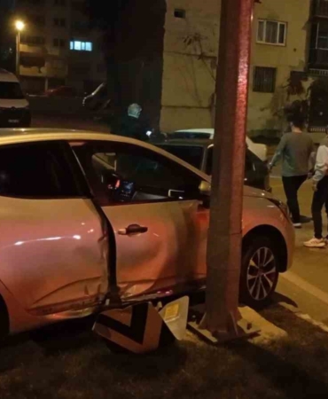 Kaza yapan otomobil refüje çarpıp durabildi