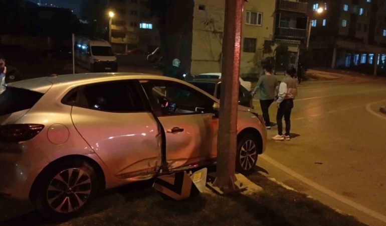 Kaza yapan otomobil refüje çarpıp durabildi