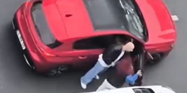 Yol verme tartışmasında kadınlar kavga etti