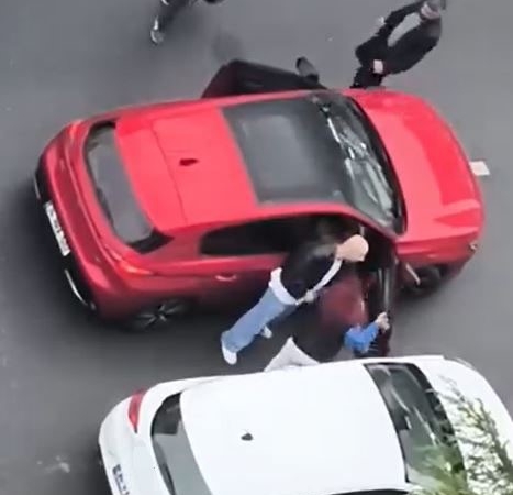 Yol verme tartışmasında kadınlar kavga etti