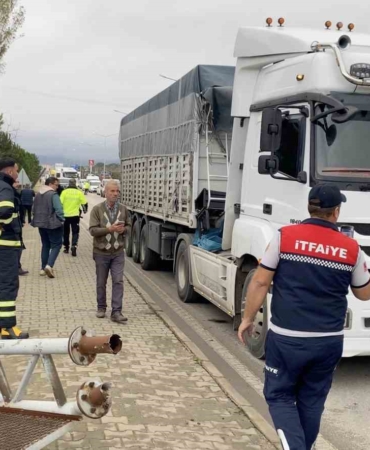 Seyir halindeki tırın açılan dorsesi PTS’ye çarptı