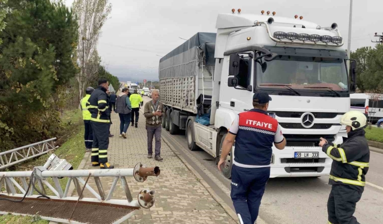 Seyir halindeki tırın açılan dorsesi PTS’ye çarptı