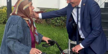 Erenler’de gönülleri ısıtan anlar: Makam aracını yaşlı kadına tahsis etti