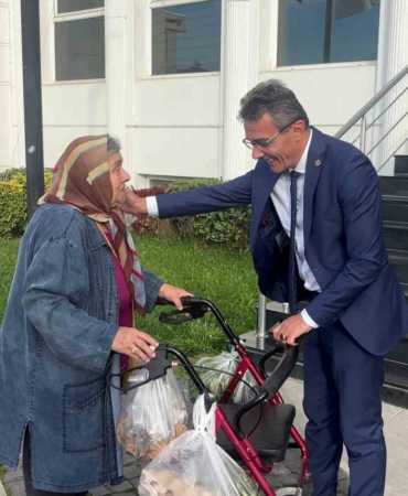 Erenler’de gönülleri ısıtan anlar: Makam aracını yaşlı kadına tahsis etti