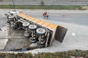 TEM Otoyolu’nda mıcır yüklü kamyon devrildi: 1 yaralı