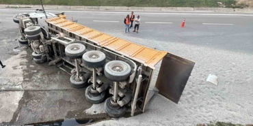 TEM Otoyolu’nda mıcır yüklü kamyon devrildi: 1 yaralı