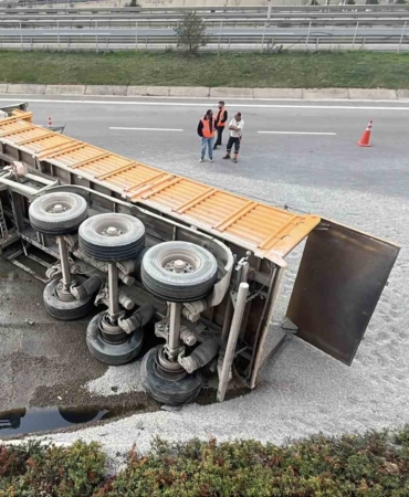 TEM Otoyolu’nda mıcır yüklü kamyon devrildi: 1 yaralı