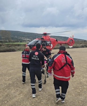 Gökçeada’da rahatsızlanan iki hasta helikopter ambulansla Çanakkale’ye sevk edildi