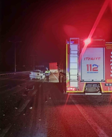 Balıkesir’de otomobil tıra arkadan çarptı; 1 ölü