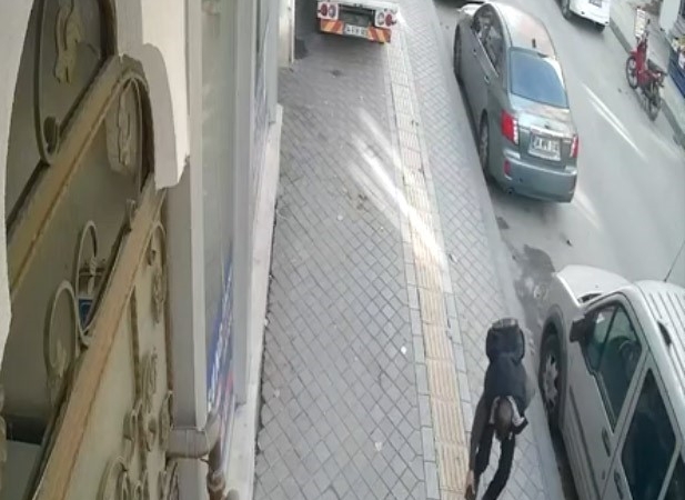 Esenyurt’ta düşen cüzdanı çaldı, sosyal medyada görünce iade etti