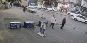 Ataşehir’de kamyonet durağa daldı: Kaza anı kamerada