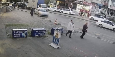 Ataşehir’de kamyonet durağa daldı: Kaza anı kamerada