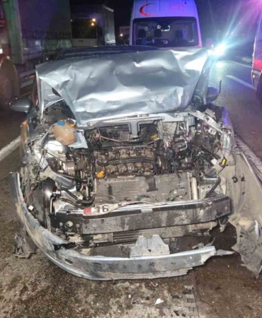 Kırmızı ışıkta duran otomobile arkadan çarptı: 1’i çocuk 5 yaralı