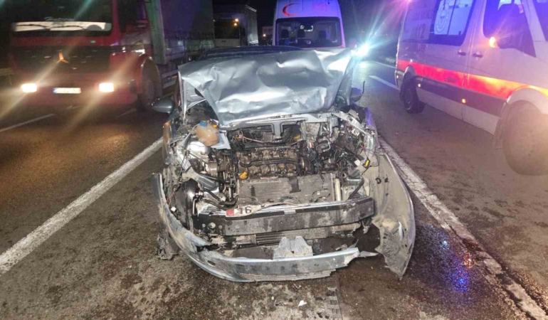 Kırmızı ışıkta duran otomobile arkadan çarptı: 1’i çocuk 5 yaralı