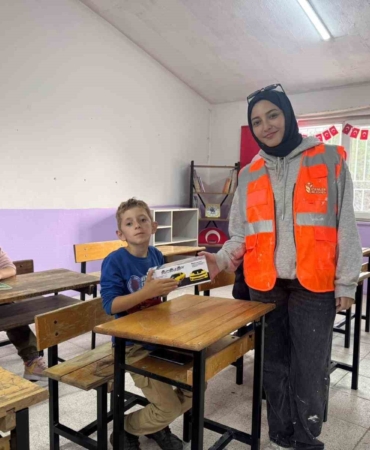 Üniversite öğrencileri 6 öğrencili köy okulunu yeniledi