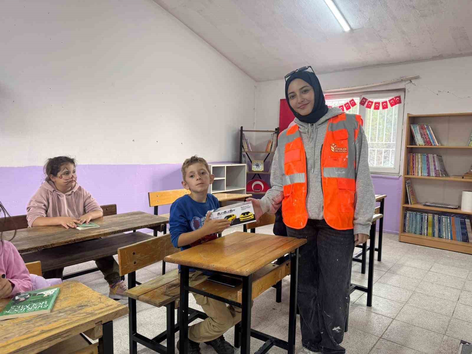 Üniversite öğrencileri 6 öğrencili köy okulunu yeniledi