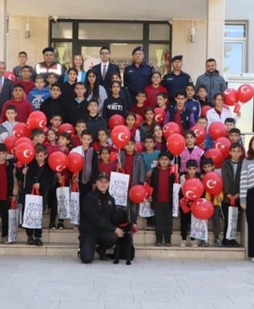 Pazaryeri’nde minik öğrenciler jandarma etkinlikleri ve köpek gösterileriyle tanıştı