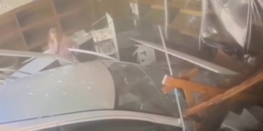 Fırına dalan otomobil ortalığı savaş alanına çevirdi... O anlar kamerada