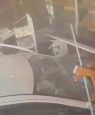 Fırına dalan otomobil ortalığı savaş alanına çevirdi... O anlar kamerada