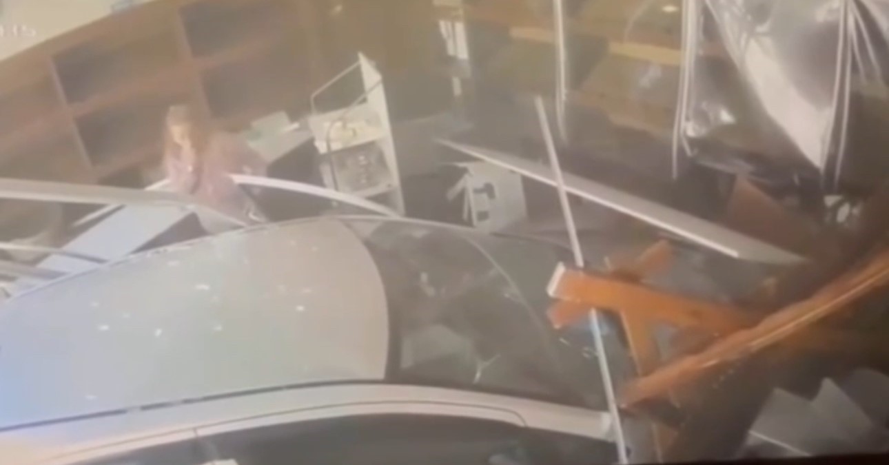 Fırına dalan otomobil ortalığı savaş alanına çevirdi... O anlar kamerada