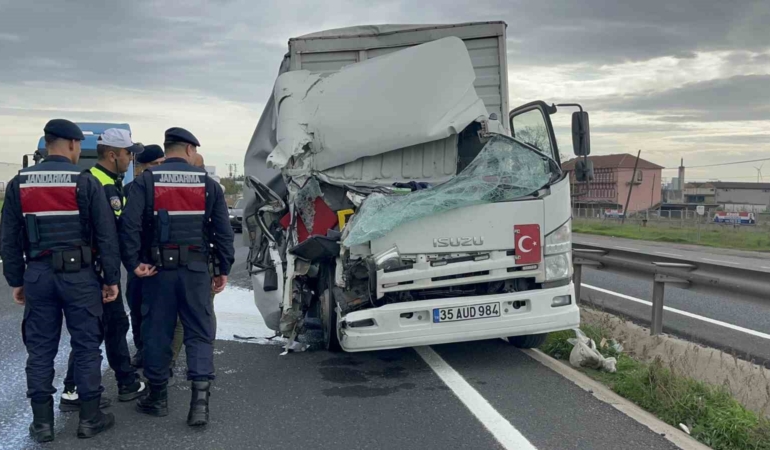 Bu araçtan sapasağlam çıkan sürücü: "Kendimi sola doğru atınca son anda kurtuldum"