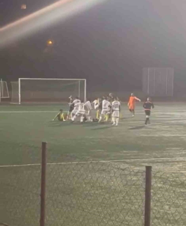 Amatör maçta futbolcular tekme tokat birbirine girdi