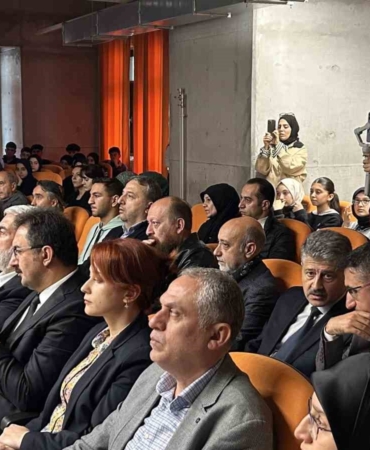 Usta edebiyatçı Şair Sezai Karakoç vefatının 4’üncü yıl dönümünde "Dirilişin Işığı" hat sergisiyle anıldı