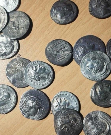 Yurt dışına kaçırılan 71 antik sikke komşuda yakalandı