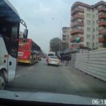 Bursa’da trafikte yol verme tartışması kamerada