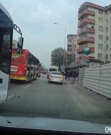 Bursa’da trafikte yol verme tartışması kamerada