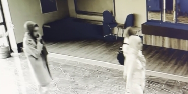 Bağcılar’da 3 şüpheli, girdikleri siteden yaklaşık 750 bin lira değerinde altın ve mücevheri alarak kaçtı