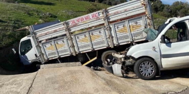 Çanakkale’de ticari araçla kamyonet çarpıştı; 2’si ağır, 5 yaralı