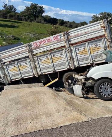 Çanakkale’de ticari araçla kamyonet çarpıştı; 2’si ağır, 5 yaralı