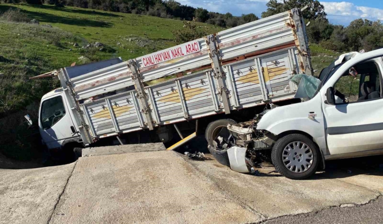 Çanakkale’de ticari araçla kamyonet çarpıştı; 2’si ağır, 5 yaralı