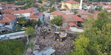 Sındırgı’da depremde hasar gören yapıların yıkımı kırsalda sürüyor