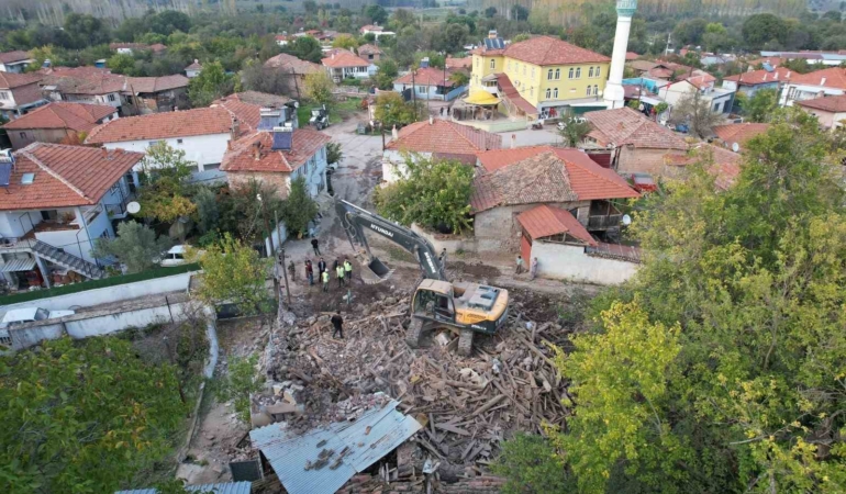 Sındırgı’da depremde hasar gören yapıların yıkımı kırsalda sürüyor