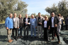 Edremit Ticaret Odası Başkanı Ahmet Çetin "Binlerce yıldır kökleriyle bu toprakları kucaklayan ölmez ağaç zeytin, en köklü miraslarımızdandır."