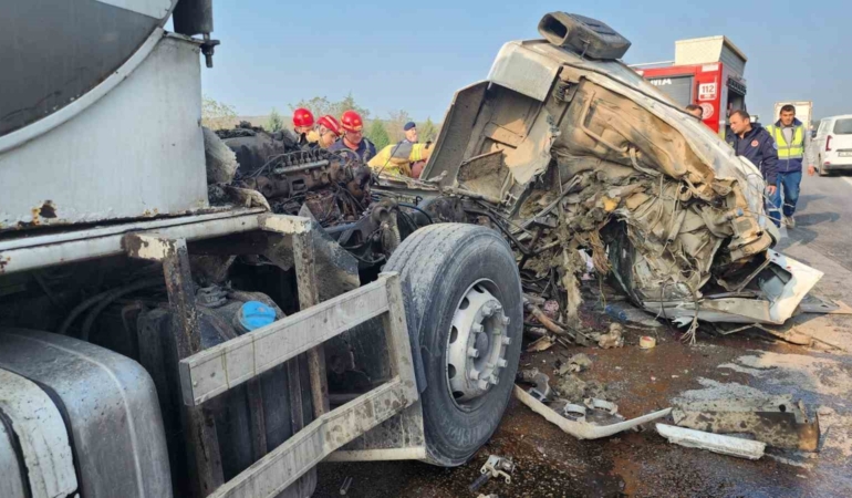 Süt tankeri tıra çarptı: 1 yaralı