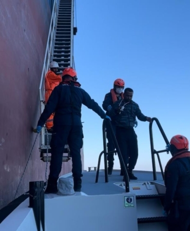 Bozcaada açıklarında tankerde elinden yaralanan personelin tıbbi tahliyesi gerçekleştirildi