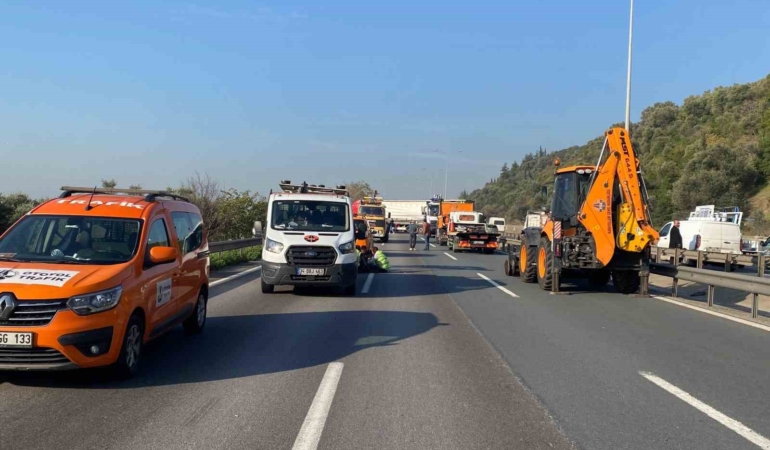 Tır kazası TEM’i kilitledi