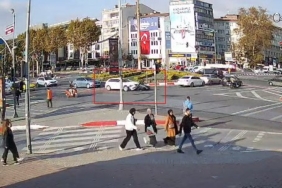 Fatih’te otomobil ile motosiklet çarpıştı: Kaza anı güvenlik kamerasına yansıdı