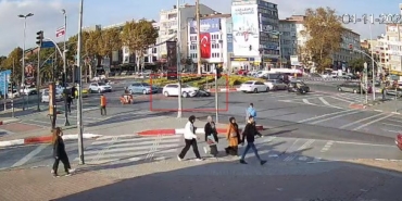 Fatih’te otomobil ile motosiklet çarpıştı: Kaza anı güvenlik kamerasına yansıdı