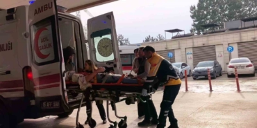 Otomobil tırın altına girdi: 4 yaralı